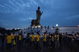 ﻿ขนบธรรมเนียมประเพณีไทย ขนบธรรมเนียม หมายถึง สิ่งที่สังคมในประเทศไทยนิยมประพฤติปฏิบัติต่อเนื่องสืบกันมาเป็นเวลานาน จนยึดถือกันในจิตใจ. à¸›à¸Šà¸Š à¸— à¸§à¹„à¸—à¸¢ à¸£ à¸§à¸¡à¸—à¸³à¸š à¸ à¹€à¸§ à¸¢à¸™à¹€à¸— à¸¢à¸™à¹€à¸ªà¸£ à¸¡à¸ª à¸£ à¸¡à¸‡à¸„à¸¥ à¸§ à¸™à¸­à¸²à¸ªà¸²à¸¬à¸«à¸š à¸Šà¸²