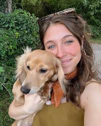 Emily Thresher's Instagram, Twitter & Facebook