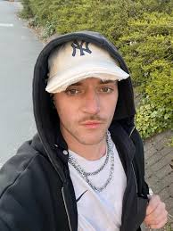 🌞🌞🌞 the sun is out, summer is finally here, the beers are flowing, and  this evening i'm