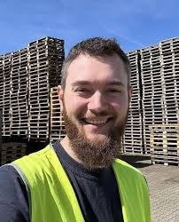 twitch streamer tries a 'real job' and quits after just two weeks because  of how much harder it was and will now return to full-time streaming.