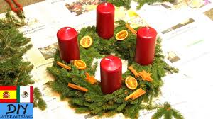 Otra forma de vivir el adviento en familia e involucrar a los niños, es a través de un calendario. Diy Corona De Adviento Con Pino Y Velas Youtube