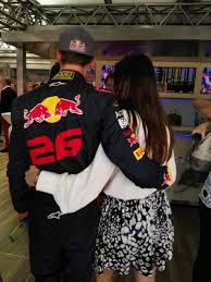 Haar vader, nelson piquet, won in zijn hoogtijdagen drie maal het wereldkampioenschap en verstappen zou zomaar eens wat op kunnen steken van de talentvolle braziliaan.zelf zegt hij echter niet te vragen om advies van zijn 'schoonvader'. Kellypiquet Hashtag On Twitter