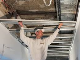 Kern aus portlandzement und zuschlagstoffen, beidseitig mit glasgittergewebe armiert, enden geschnitten und 2 kanten verstärkt (easyedge™). Losungen Fur Brandschutz Haustechnik Installation Knauf Trockenbau Systeme