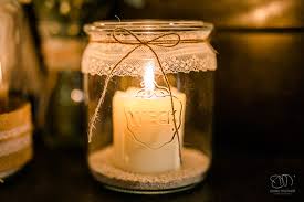 Hochzeit tischnummern hochzeit deko hochzeit planen ideen für die hochzeit sitzordnung hochzeit hochzeit herbst hochzeit location hochzeit im freien scheunen. Hochzeit In Der Wg Brackenheim Brennende Kerze Im Glas Mit Spitzenband Hochzeitsfotograf Hochzeitsfotografie Karlsruhe Diana Tischler
