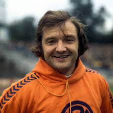 Fußball ist eine ballsportart, bei der zwei mannschaften mit dem ziel gegeneinander antreten, mehr tore als der gegner zu erzielen und so das spiel zu gewinnen. Willi Lippens Holland Player Bei Rwe Fussball Fifa Trikots