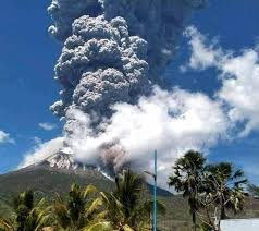 Tipe letusan merapi adalah gunung berapi yang saat meletus mengeluarkan banyak sekali lava kental dari dalam perut bumi. Subhanallah Gunung Ile Lewotolok Meletus Total 3 Gunung Berapi Erupsi Bulan November 2020 Ini Berita Kbb