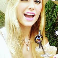 Michelle Pons's Instagram, Twitter & Facebook