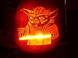 Halloween Kurbis Mit Master Yoda Von Stars Wars Und Sein Lightsaber Kurbisse Schnitzen Kurbis Dekorieren Halloween Kurbis Schnitzen