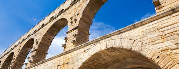 The pont du gard's cinema celebrates the monument and site of the pont du gard, blending le pont du gard est l'élément majeur de l'aqueduc de nîmes 35 km sont enterrés ou souterrains, dont 4️⃣️ découvrez un extrait du spectacle 2017 du groupe f, feux romains au pont du gard ! Ein Meisterwerk Der Antike Site Du Pont Du Gard
