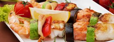 Mettere sulla brace gli spiedini, e mentre cuociono, cospargerli con la salsetta, usando un rametto di rosmarino. Spiedini Di Pesce Trucchi Cotture E Ricette Da Provare