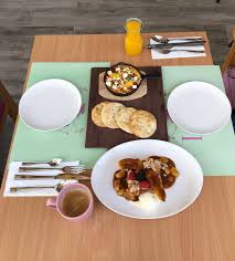 R A N A Pa Twitter مطعم لي لي افتتاح تجريبي حاليا من الساعة ٧ ٠٠إلى ٣ ٠٠قائمة فطور فقط يوجد قسم افراد وعائلات لايوجد بارتشن تجربة أولى كانت جيدة الخدمة والاستقبال جيد جدا