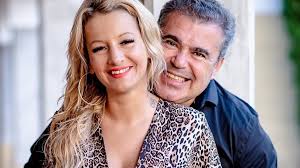 A aplicação é gratuita e permite. Mulher De Toy Envergonha Cesar Mourao Flashes Flash