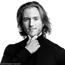 Photos für Bewerbung von Matthias in einer Pose von Steve Jobs