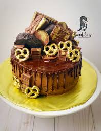Chocolate Candy Gold Cake Sweetemscakery Cake Chocolate Desserts