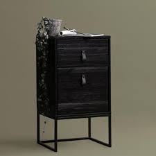 Son design industriel aux lignes épurées lui apporte une véritable touche d'originalité ! Table De Chevet En Pin Fsc Et Metal Noir 1 Tiroir 1 Porte Zola Decoclico