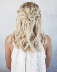 Si vous n'avez plus le temps à passer une heure tous les matins devant le miroir vous avez déjà choisi votre coupe de cheveux mi long préférée ? Coiffure Simple Mariage Idees Avec Cheveux Sur Le Cote Et Semi Attaches