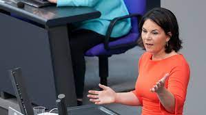 Die beliebte grüne kanzlerkandidatin annalena baerbock ist schwer angeschlagen. Eszy Satbc1hom
