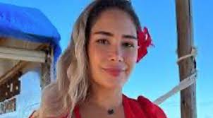 La nota influencer brasiliana Jake Leal in tour in Calabria