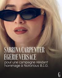 2024 est définitivement son année ! Sabrina Carpenter devient la nouvelle  muse de Versace. Elle est la star de la nouvelle campagne eyewear de la  griffe à la Méduse. Pour sa première