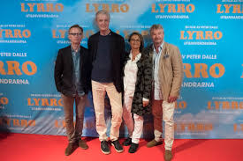 Suzanne reuter och björn dahlman vill få utsatta barn att skratta. Johan Ulveson Claes Mansson Suzanne Reuter Peter Dalle Zap Pr