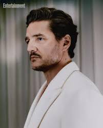 Ngôi sao MCU Pedro Pascal được chụp bởi Charlotte Ellis cho Giải trí Weekly.