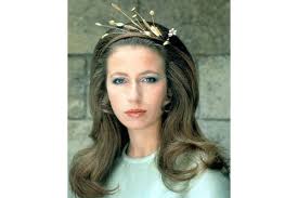 La prima immagine ritrae la regina elisabetta con i nipoti e i bis nipoti più piccoli nel castello di windsor: Anna Principessa D Inghilterra E Di Cuori Bellaweb It