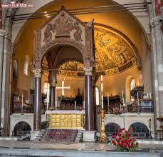 Dentro alla Chiesa di Sant'Ambrogio. vengono ... | Foto Milano Basilica di  Sant'Ambrogio