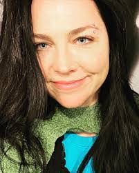 Emi Lee's Instagram, Twitter & Facebook