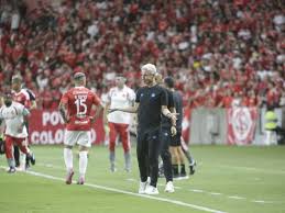 Luís Castro lamenta apagão do Grêmio no Gre-Nal 449: “Desapareceu durante minutos”
