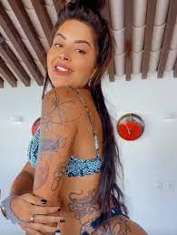 Aproveitando a viagem para chapada dos veadeiros, aline riscado vem dando o que falar a cada postagem na web. Aline Riscado Mostra Nova Tatuagem Mas O Que Chama Atencao E O Biquini Da Bailarina