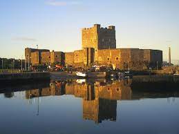 Son nom lui vient de fergus i er de dal riada, 6 e roi de dal riada, son nom irlandais, carraig fhearghais, signifiant « le rocher de fergus ». Carrickfergus Castle Wikipedia