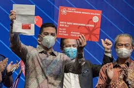 Dato' menteri besar, dato' seri mohamed azmin ali mengumumkan bantuan khas kewangan sempena aidilfitri di majlis rapat. Netizens Amused Miti Minister Azmin Ali Wore His Facemask Upside Down News Rojak Daily