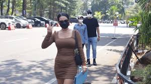 Foto Siskaeee Bawa Barang Bukti saat Diperiksa soal Film Porno Lokal, Apa  Saja?