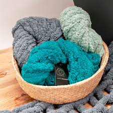 Joining Two Strands Of Chunky Chenille Yarn (No Knots Needed!) - Youtube