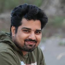 आज आमच्या मालकांचा वाढदिवस... ओठांवर हसू मनात मायेचा महासागर ठेवी... तुमचा  आशीर्वाद आमच्या मस्तकावर म्हणजे अनंत जन्माची पुण्याई ...