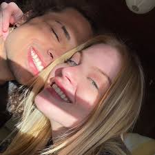 Casal confirmou o relacionamento após meses de rumores Luisa Sonza Diz Que Esta Com Saudade Do Mozao Em Live De Vitao Video Quem Quem News