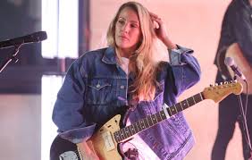 The latest guest in the nme studios ellie goulding runs through an acoustic version of 'guns and horses'. Ellie Goulding Announces 2021 Uk And Ireland Tour