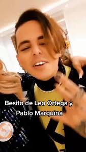 Besito de Leo Ortega y Pablo Marquina ❤️ Que dicen hacen linda pareja ????  @pablofjmarquina @leo_ortegaoficial #A_Quema_Ropa #CadenaA