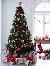 Lovehome Co Uk Traditional Christmas Ideas Cool Christmas Trees Christmas Tree Decorations Christmas