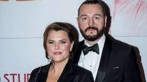 Maria elisabeth mia skäringer (born october 4, 1976) is a swedish actress and comedian who has won the kristallen award two times. Mia Skaringer Lazar Hyllar Maken