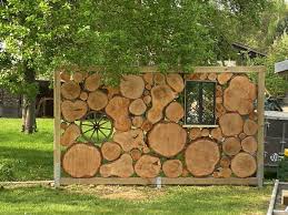 Sichtschutz Aus Baumscheiben Balkentrager Im Boden Mit Gartenbeton Einsetzen Sichtschutz Aus Baum In 2020 Garten Beton Gartengestaltung Ideen Sichtschutz Garten Holz