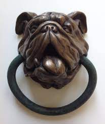 Delightfully sculpted and then cold cast, each piece is hand finished in a warm bronze, with the smart lead inspired beater and striker button created in solid brass with an antique bronze finish to match. English Bulldog Doorknocker Englische Bulldogge Bulldogge Hundchen Training