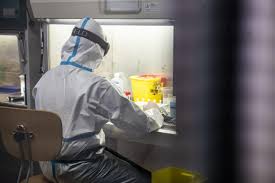 Essa prende il nome dall'inglese campione mondiale (ufficioso) howard staunton che la giocò nel 1843 ma rimase poco giocata fino al xx secolo, nel quale fu adottata da diversi giocatori di punta. Coronavirus La Variante Inglese E Almeno Nell 88 Dei Territori Italiani L Iss Innalzare Le Misure In Tutto Il Paese L Indagine Open