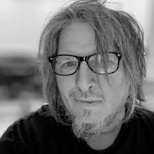 Caminar por los senderos en un parque local