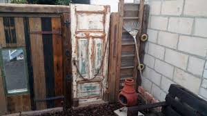 Diy Vintage Gartenzaun Aus Verschiedenen Elementen Und Alten Materialien Alte Turen Fenster Holz Und Sandstein Au Alte Turen Diy Vintage Und Alte Scheunen