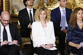 La senatrice del movimento 5 stelle barbara lezzi è la ministra del sud proposta da luigi di maio e matteo lezzi viene eletta nel 2013 senatrice della xvii legislatura della repubblica italiana nella. Governo Conte Chi E Il Ministro Per Il Sud Barbara Lezzi