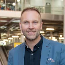 My 2nd book review and this time it's from Robin Sharmas 5am Club.