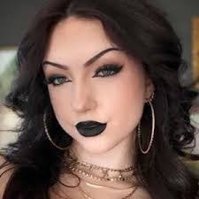 Maile Morris's Instagram, Twitter & Facebook