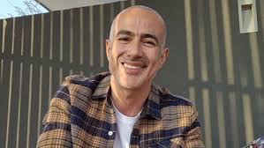 El inoportuno comentario que recibió actor César Caillet en foto con su  novio