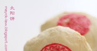 太阳饼 源起于台湾的一种薄饼 也是台湾茶楼里数一数二的点心 酥脆的饼皮 带甜的麦芽糖内馅 每一口咬下 那香浓的奶油味 让你对它赞不绝口 因为这饼皮相当酥脆 也实在容易掉落 记得将地上的饼屑清理好哦 尤其是小朋友们 最好 sun cake chinese